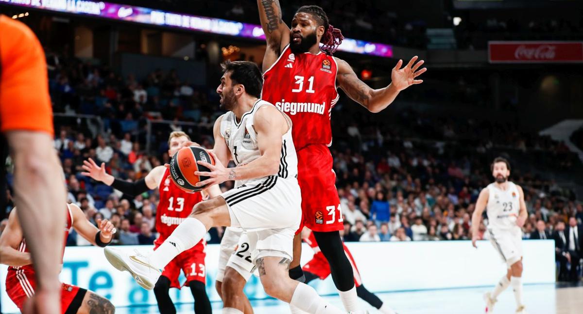 Campazzo entra a canasta.