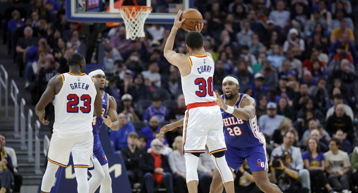 Stephen Curry lanza un triple en la cara de Guerschon Yabusele.