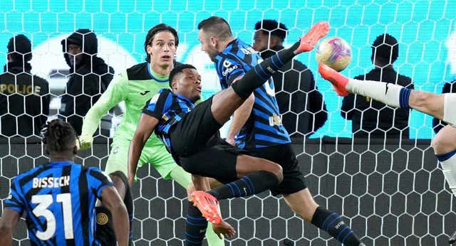 Una chilena y un misil de Dumfries colocan al Inter en la final de la Supercopa