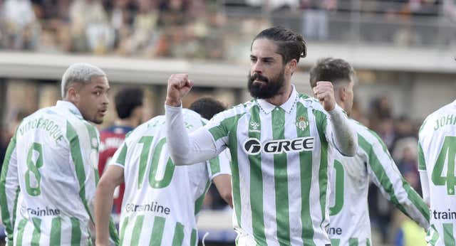 El Real Betis de Isco se toma en serio la Copa y hace los deberes ante un Huesca que peleó hasta el último segundo