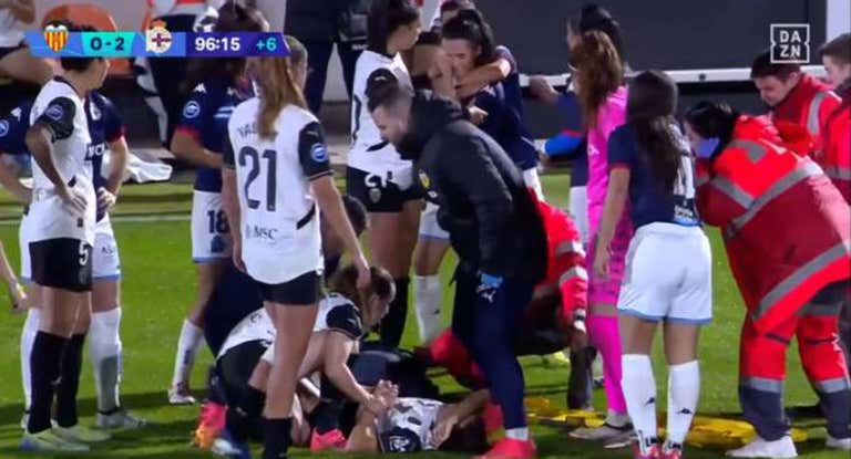 Malena, tendida sobre el terreno de juego mientras que Samara es consolada por sus compañeras de equipo.