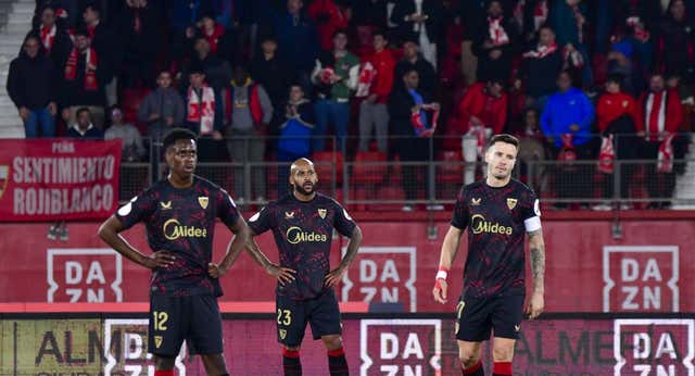 La derrota del Sevilla desemboca en Isaac llorando con la afición y una larga reunión entre directiva y jugadores
