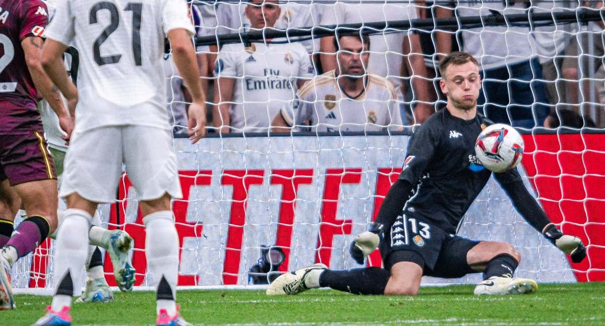 Karl Hein bloca un balón.
