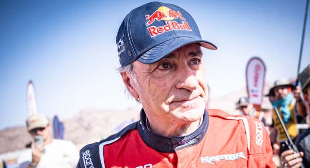El coche de Carlos Sainz, fuera de peligro tras volcar: «Pensaba que no lo íbamos a salvar»