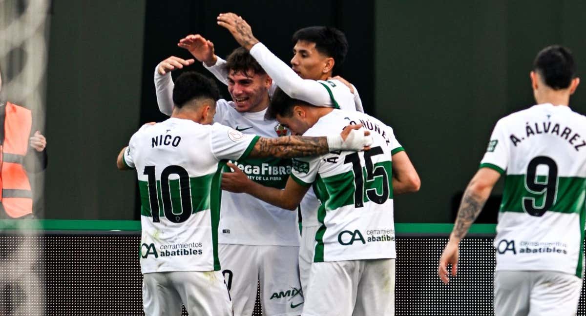 El Elche celebra el primer gol ante Las Palmas.