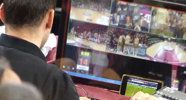 El Lleida se indigna después de que pillasen a la mesa arbitral viendo el fútbol: «El baloncesto merece respeto»