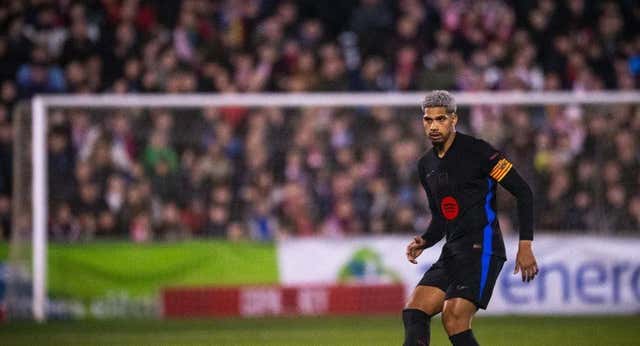 El Barça celebra la vuelta de Araujo antes de Arabia, pero tuerce el gesto con su ambigüedad: «Ya veremos…»