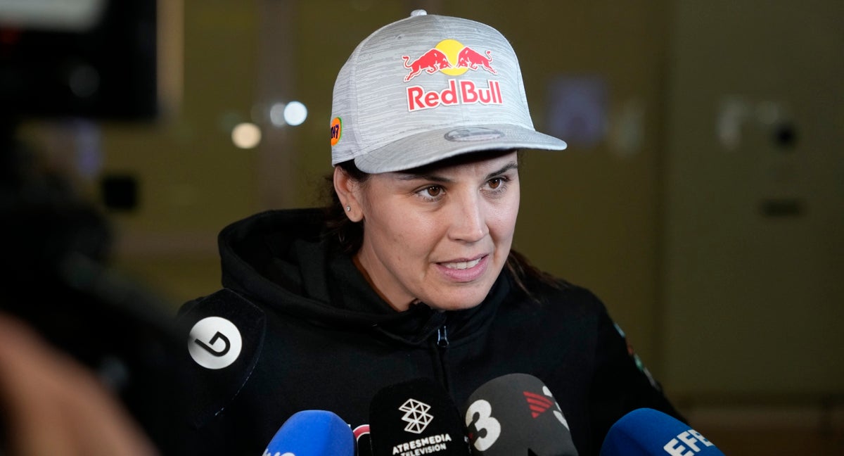Laia Sanz atiende a los medios de comunicación tras el Dakar 2025.