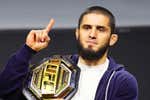 Islam Makhachev mira a Ilia Topuria mientras la UFC le utiliza para 'estrenar' la casa de los Clippers