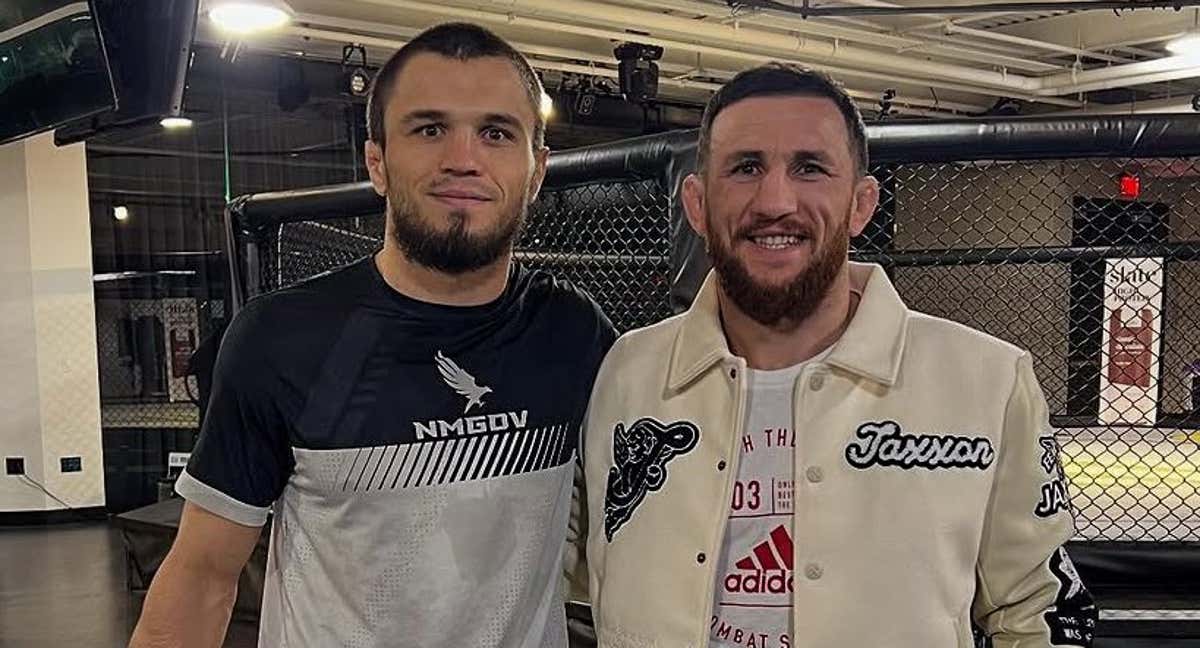 Umar Nurmagomedov y Merab Dvalishvili posando para una foto en el UFC Performance Center en febrero de 2024./