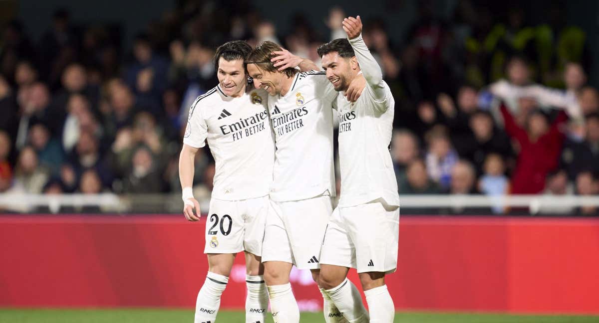 Fran, Modric y Brahim celebran el gol del croata contra la Deportiva Minera.