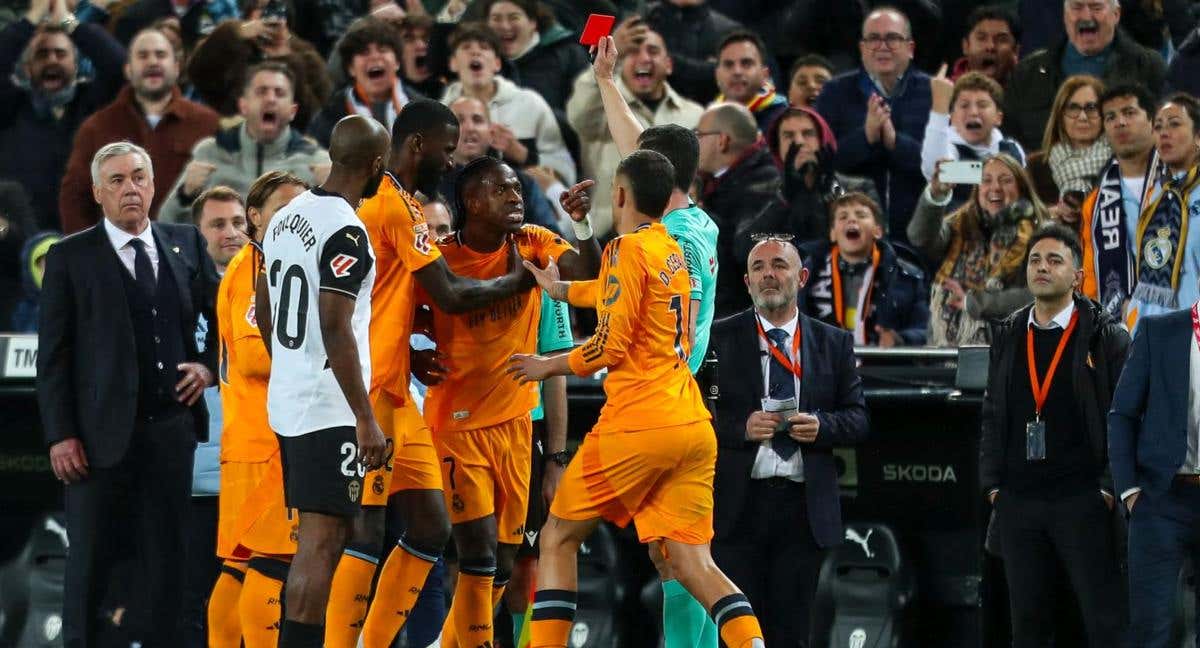 Vinicius fue expulsado en Mestalla por golpear a Dimitrievski.