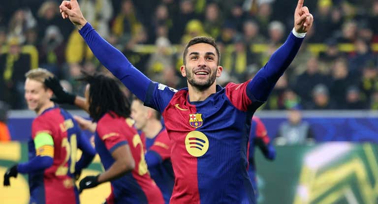 Ferran Torres celebra un tanto con el Barça.