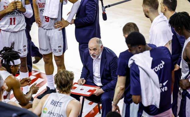 Los jugadores del Baskonia alrededor de Pablo Laso. ACB MEDIA