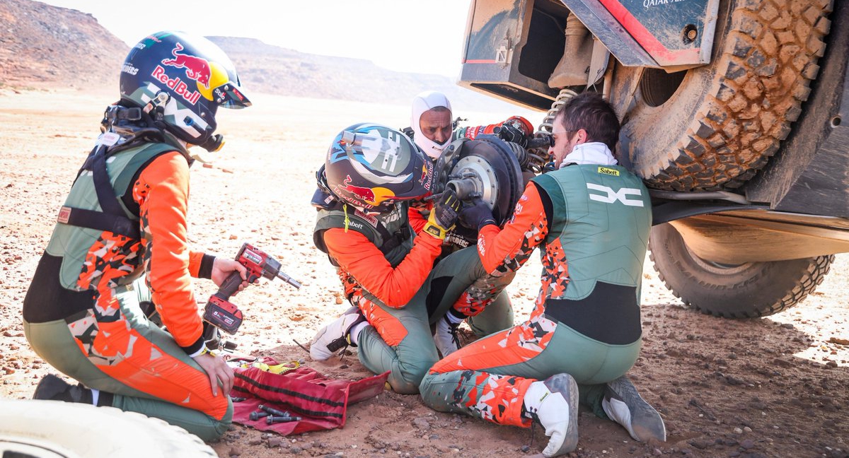 Cristina Gutiérrez y Pablo Moreno, ayudando a Nasser Al-Attiyah y Edouard Boulanger a reparar su Dacia.