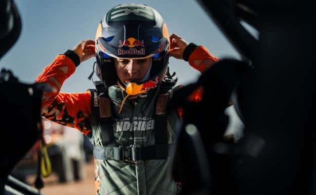 Cristina Gutiérrez, ajustándose el casco en el Dakar. DACIA