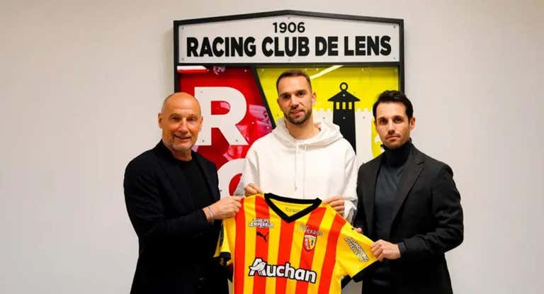 Pau López en su presentación con el Lens.