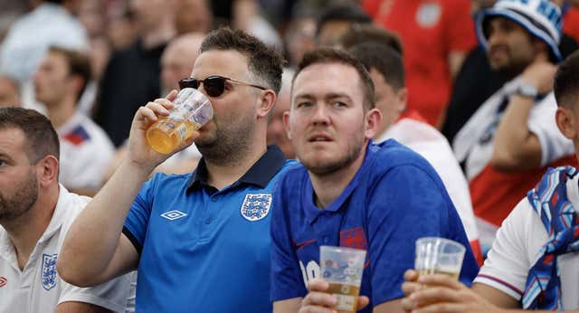 El fútbol femenino inglés abre una rendija al alcohol para mejorar la experiencia del aficionado