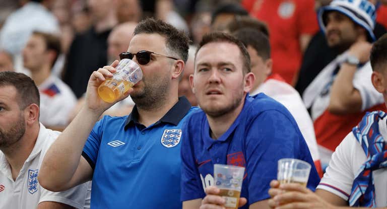 Dos aficionados ingleses beben alcohol durante un partido de la Eurocopa.