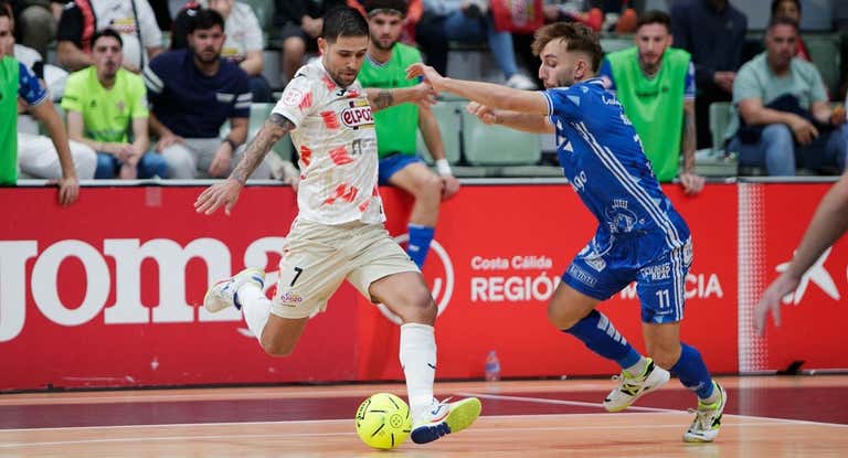 Felipe Valerio dispara ante la oposición de Álvaro en un partido entre ElPozo Murcia y el Quesos El Hidalgo Manzanares.