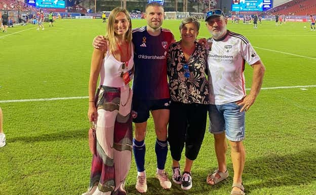 Asier Illarramendi, junto a sus aitas y su mujer en Dallas.  Relevo