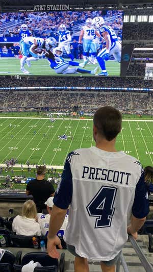 Illarramendi luce la camiseta de Dak Prescott en un partido de la NFL.  Relevo