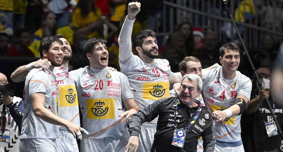 Los Hispanos celebrando su tercer puesto en el Mundial de Balonmano 2023. /EFE//Jessica Gow