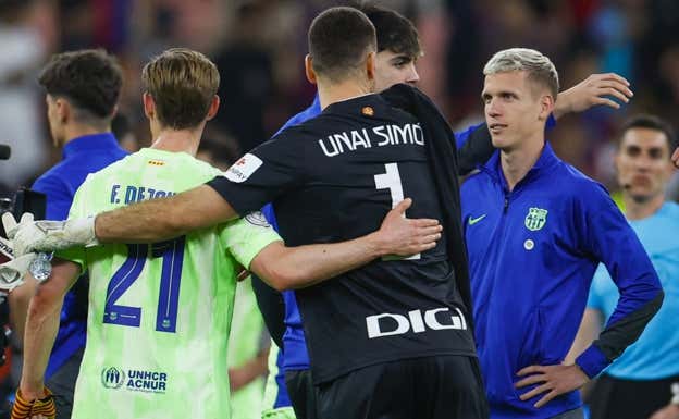 Simón saluda a De Jong y Olmo tras el partido. EFE