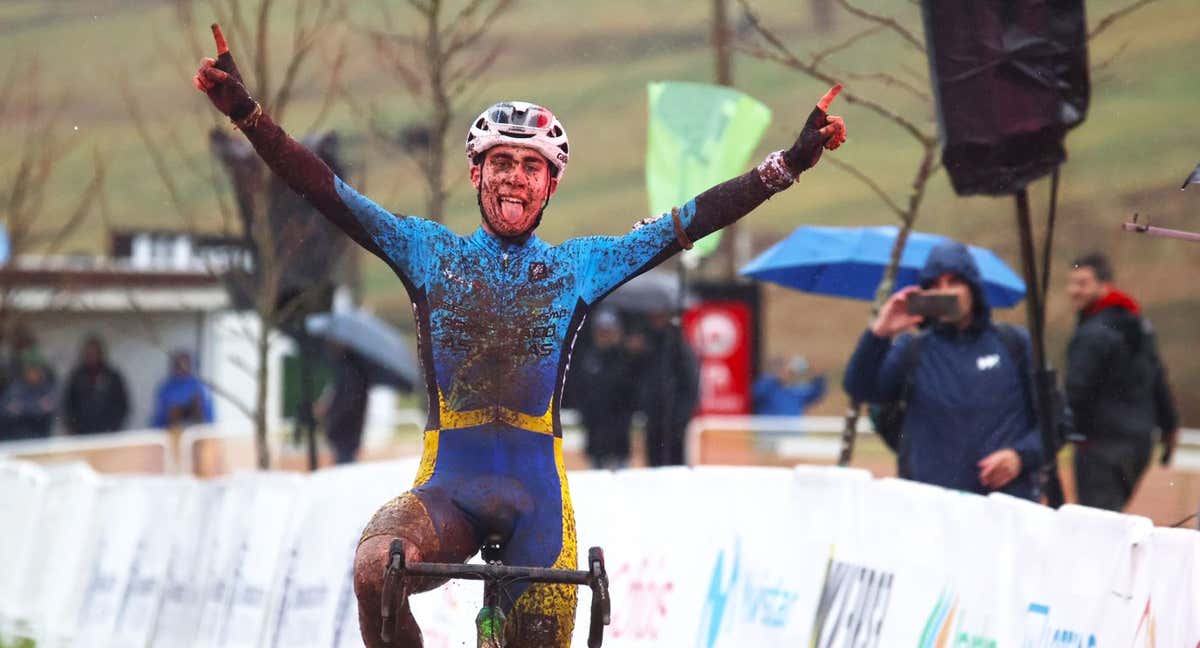 Benjamín Noval celebra la victoria de Asturias en los Campeonatos de España de Team Relay. /RFEC