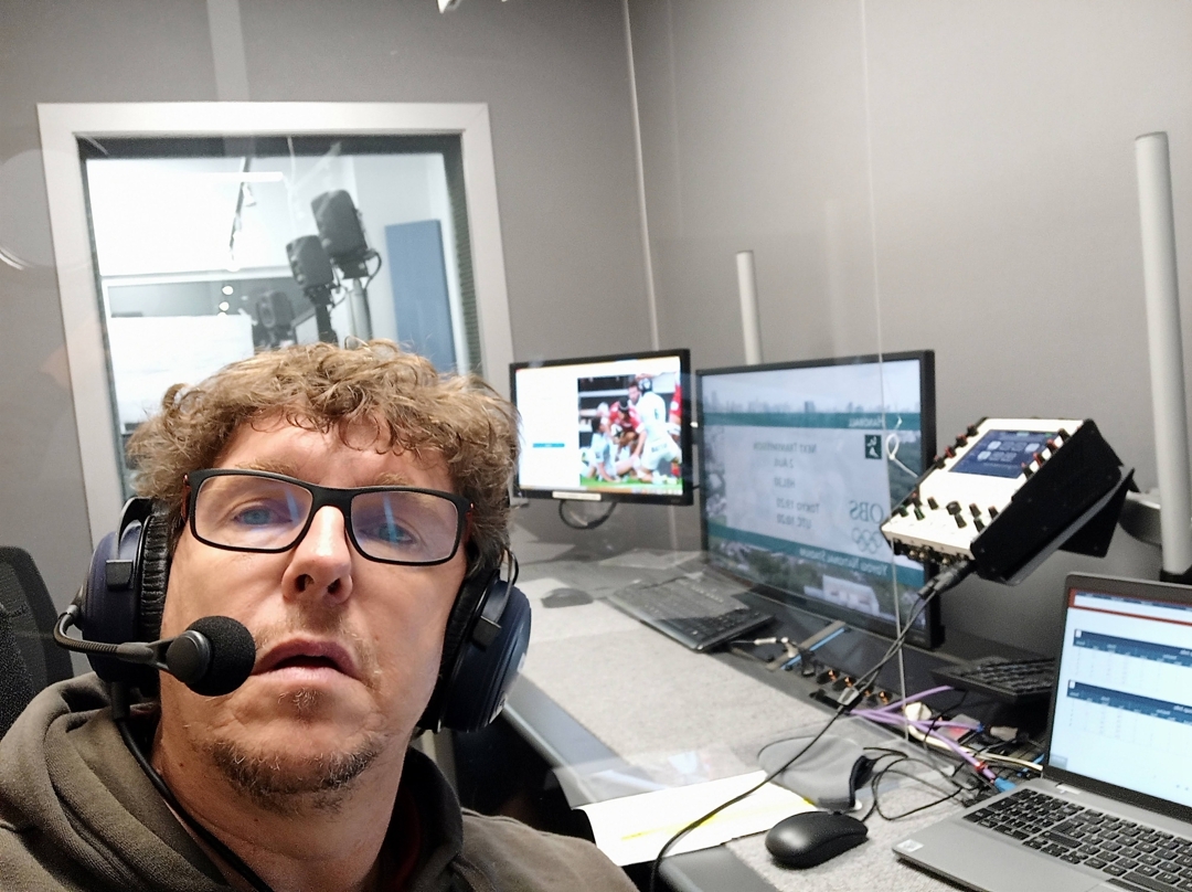 Arturo Pérez, en la cabina de Eurosport. Imagen cedida