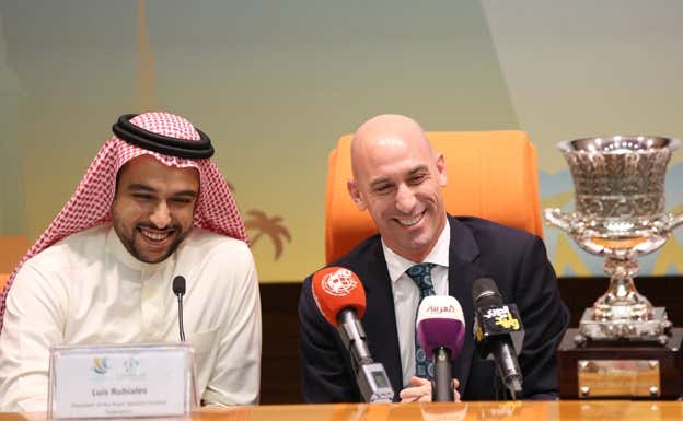 Luis Rubiales y el presidente de la Autoridad Deportiva General Saudí, el príncipe Abdulaziz bin Turki Al-Faisal, posan con la Supercopa de España en 2019 .  EFE/EPA/STRINGER