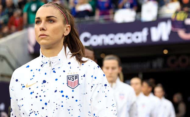 Alex Morgan saliendo al campo con la Selección de Estados Unidos.  USWNT