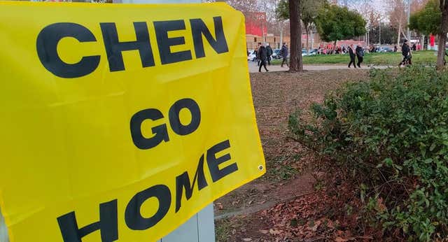 La rebelión de las banderas provoca colas en el RCDE Stadium y el ‘Chen go home’ empieza a calar entre los pericos