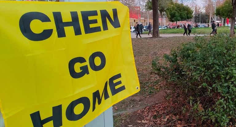 Marc Aymerich repartió banderas con el lema 'Chen go home'.