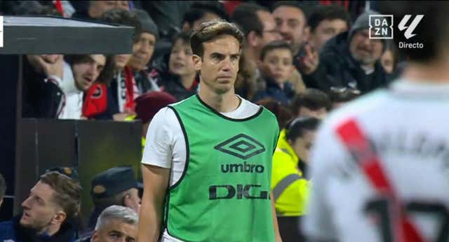 ¡Surrealista! Iñigo Pérez acaba la primera parte con un peto de calentamiento para que no le confundan los jugadores