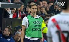 ¡Surrealista! Iñigo Pérez acaba la primera parte con un peto de calentamiento para que no le confundan los jugadores