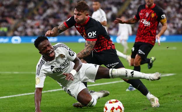 Maffeo y Vinicius luchan por un balón. Getty Images