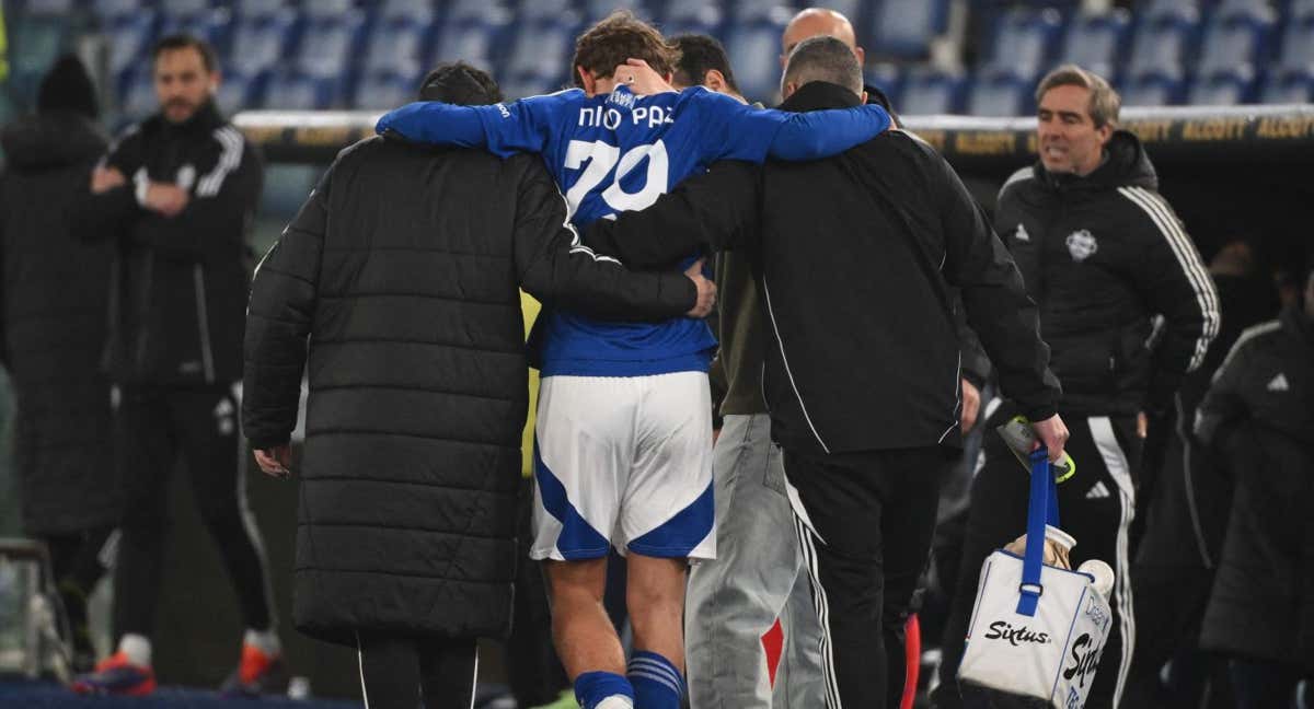 Nico Paz se retira lesionado en la primera mitad del partido del Como ante la Lazio.