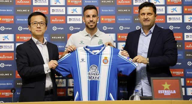 La colección de cromos y camisetas de Edu Expósito, el sueño de cualquier futbolero: ‘Haré un clausulazo para ficharme en el Fantasy’