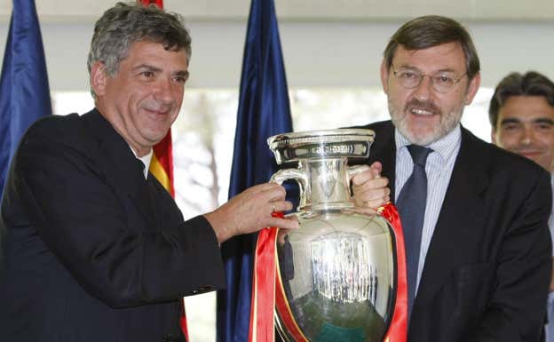 Villaer y Jaime Lissavetzky, junto a la Eurocopa ganada en 2008.