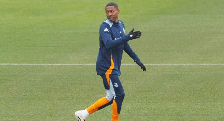 David Alaba entrena con el Real Madrid.