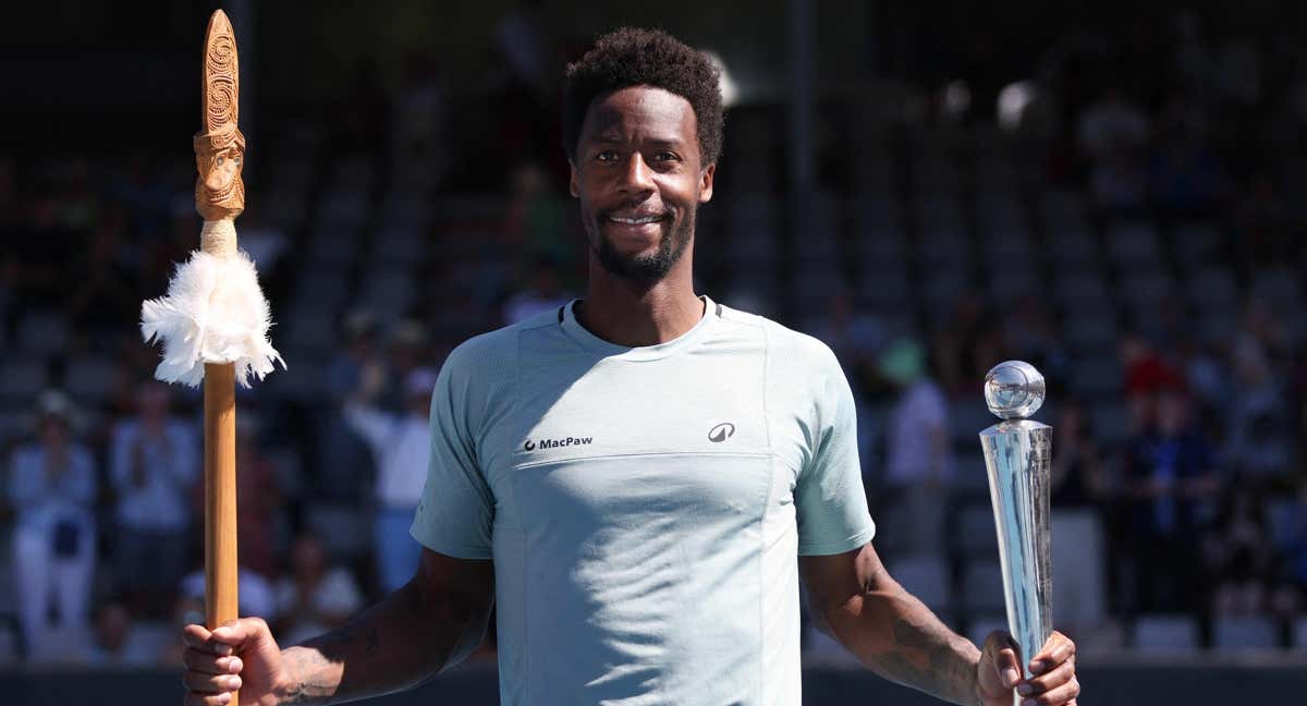 Monfils, con el trofeo de Auckland.