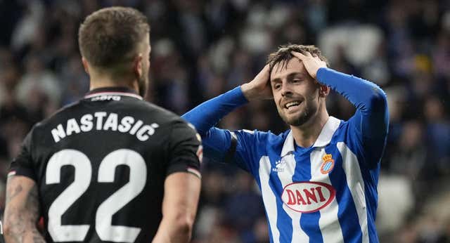 El Espanyol hizo todo para ganar, pero la falta de acierto y las manos lo evitaron… y Joan García evitó que perdiera