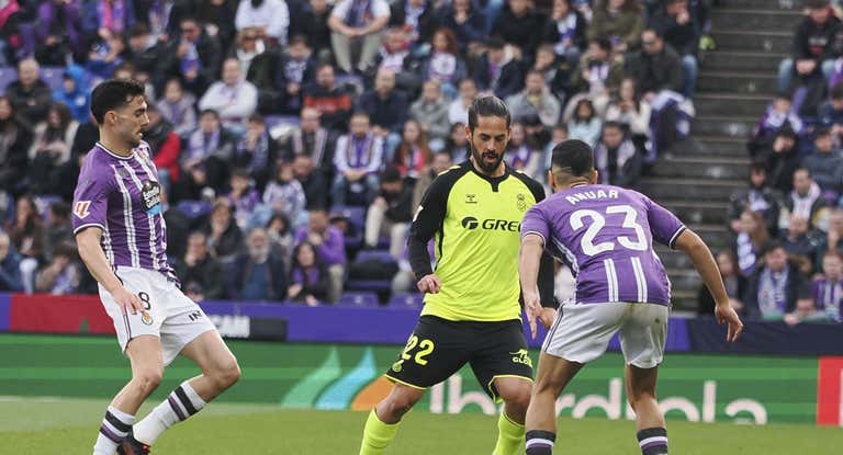 Isco encara a Anuar.