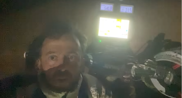 Durmió en el desierto del Dakar a la intemperie y llamó a su madre para calmarla: «Me acurruqué entre la moto y un agujero que cavé»