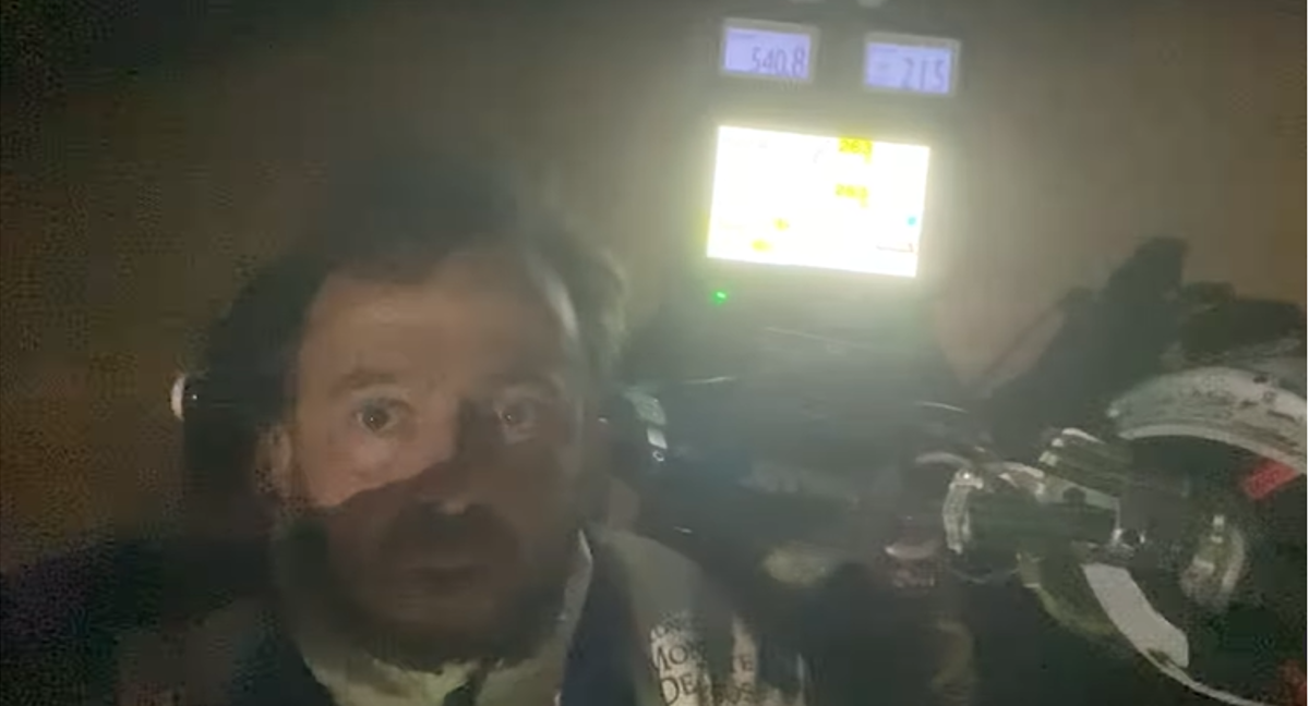 Eduardo Iglesias, junto a su fiel moto en medio del desierto.