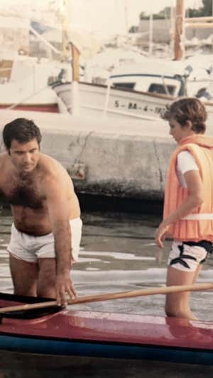 José Luis Calvo enseña piragüismo a un joven príncipe Felipe.  ARCHIVO HELIOS