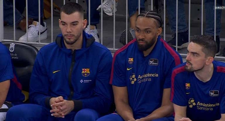 Captura de uno de los momentos en los que la retransmisión del partido mostró a Willy Hernangómez en el banquillo.