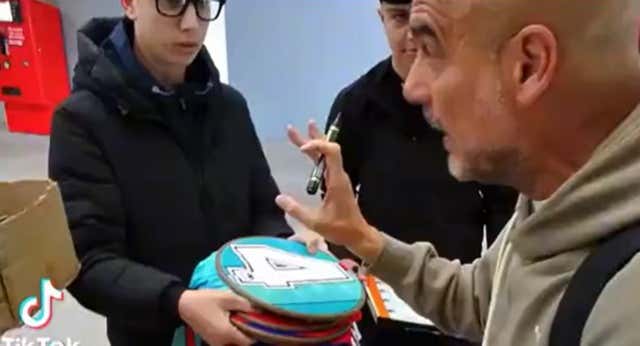Un vídeo ‘caza’ a Guardiola explotando por los autógrafos que se venden a precio de oro: «Conozco vuestras caras, no quiero volver a firmaros»