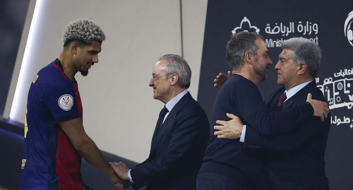 Araújo se saludó con Florentino mientras Flick lo hacía con Laporta. /EFE / Alberto Estévez